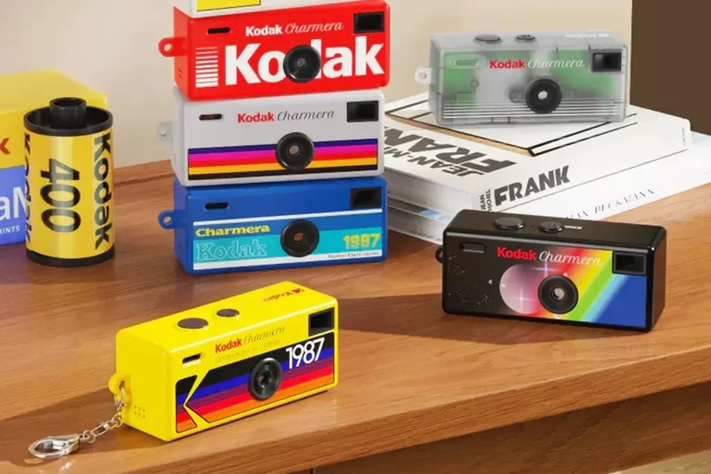 Почему все скупают фотоаппарат-брелок Kodak Charmera 1987 в 2026 году: тренд, хайп или реально классная вещь?